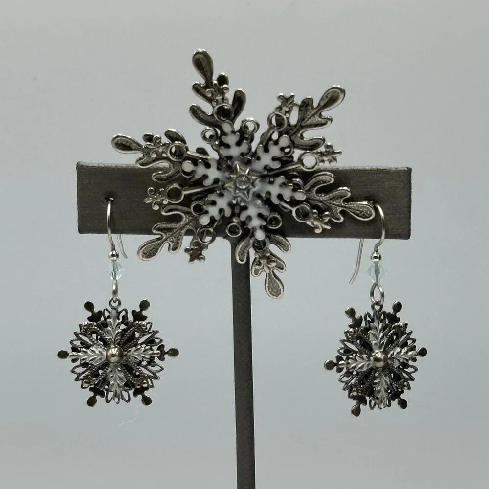 Snowflake Brooch Earring Set Silver Tone Winter Holiday Christmas Theme Jewelry